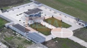 Οικογένεια Ρομά που εμπλέκεται στην απάτη με τις χρυσές λίρες είχε μέχρι και ελικοδρόμιο στη βίλα της, δείτε εικόνες