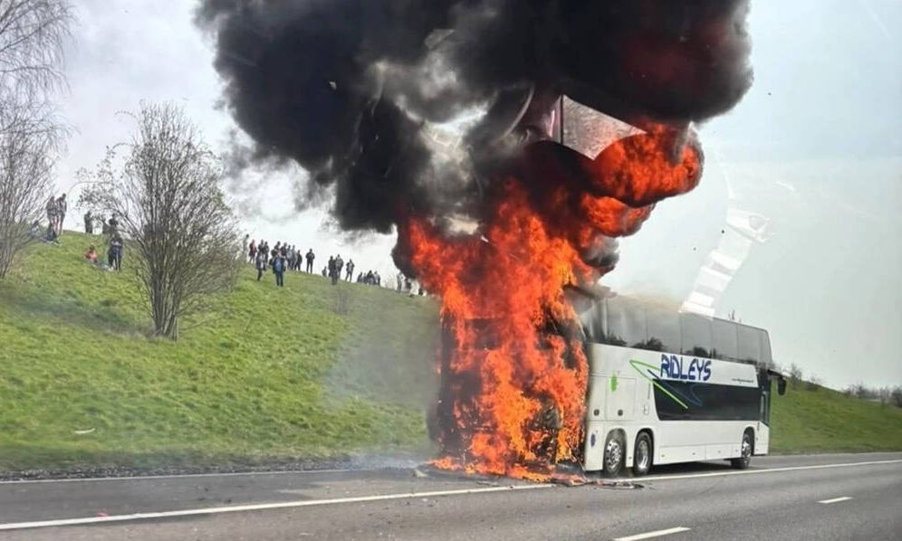 Λεωφορείο γεμάτο οπαδούς ομάδας ποδοσφαίρου τυλίχθηκε στις φλόγες - Δυστυχώς...