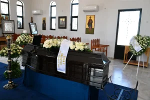 Βουβός θρήνος στην κηδεία του Γιώργου Μαρίνου: Όλοι παρατήρησαν το στεφάνι της Βίκυς Παγιατάκη, οι 9 λέξεις που έγραψε… «τσακίζουν» κόκαλα