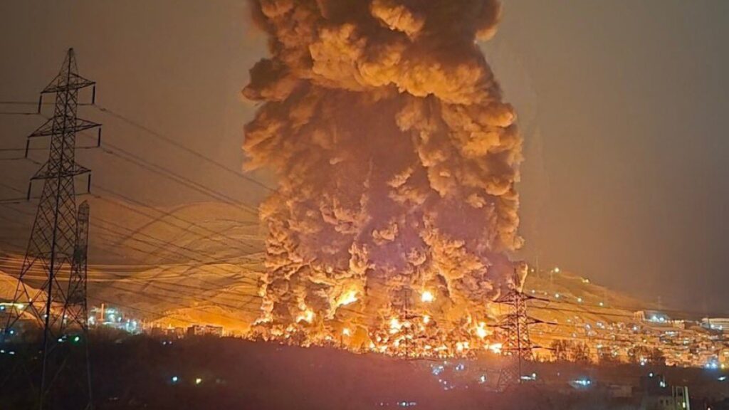 EKTAKTO: ΚΑΙΓΟΝΤΑΙ ΤΑ ΠΑΝΤΑ ΣΤΟΥΣ ΔΡΟΜΟΥΣ ΑΠΟ ΧΤΥΠΗΜΑ ΣΤΙΣ ΕΓΚΑΤΑΣΤΑΣΕΙΣ ΠΕΤΡΕΛΑΙΟΥ