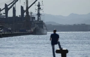 ΠΟΛΕΜΟΣ ΤΩΡΑ: ΔΡΑΜΑΤΙΚΕΣ ΣΤΙΓΜΕΣ – ΠΤΩΜΑΤΑ ΑΝΑΣΥΡΘΗΚΑΝ ΑΠΟ ΤΗ ΘΑΛΑΣΣΑ