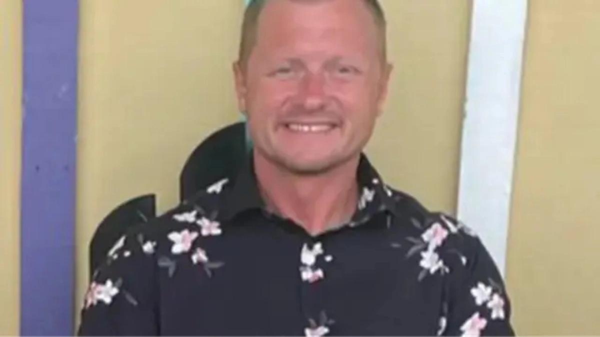 ΑΝΕΙΠΩΤΗ ΤΡΑΓΩΔΙΑ: ΚΑΘΗΓΗΤΗΣ ΠΕΘΑΝΕ ΕΠΕΙΤΑ ΑΠΟ ΦΑΡΣΑ ΤΩΝ ΜΑΘΗΤΩΝ ΤΟΥ!