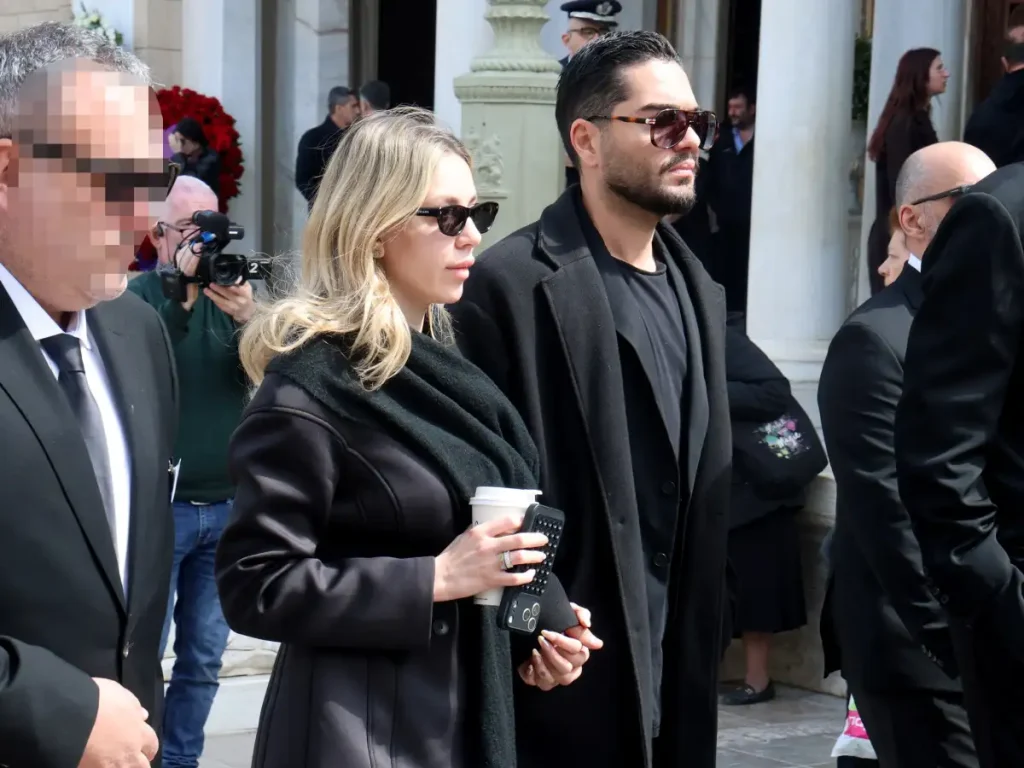 Γαρυφαλλιά Καληφώνη: Αντιδράσεις στο διαδίκτυο για την εμφάνισή της στην κηδεία της Μαρινέλλας