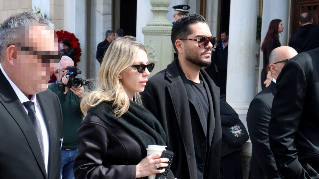 Γιατί όλοι κpάζουν την Γαρυφαλλιά Καληφώνη: Τι φόρεσε και τι κρατούσε στην κηδεία της Μαρινέλλας