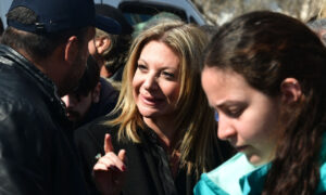 ΓΙ ΑΥΤΟ ΔΕΝ ΤΗΝ ΑΦΗΣΑΝ ΝΑ ΜΙΛΗΣΕΙ: ΜΟΛΙΣ ΜΑΘΕΥΤΗΚΕ Η ΟΜΙΛΙΑ ΠΟΥ ΕΙΧΕ ΕΤΟΙΜΑΣΕΙ Η ΚΑΡΥΣΤΙΑΝΟΥ