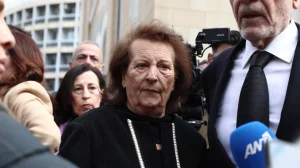 Στην κηδεία της Μαρινέλλας η σύζυγος του Καζαντζίδη: «Όταν πέθανε ο Στέλιος η Μαρινέλλα με..»