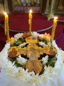 Κυριακή της Σταυροπροσκυνήσεως: Τι πρέπει να κάνετε τα σταυρολούλουδα που πήρατε από την εκκλησία