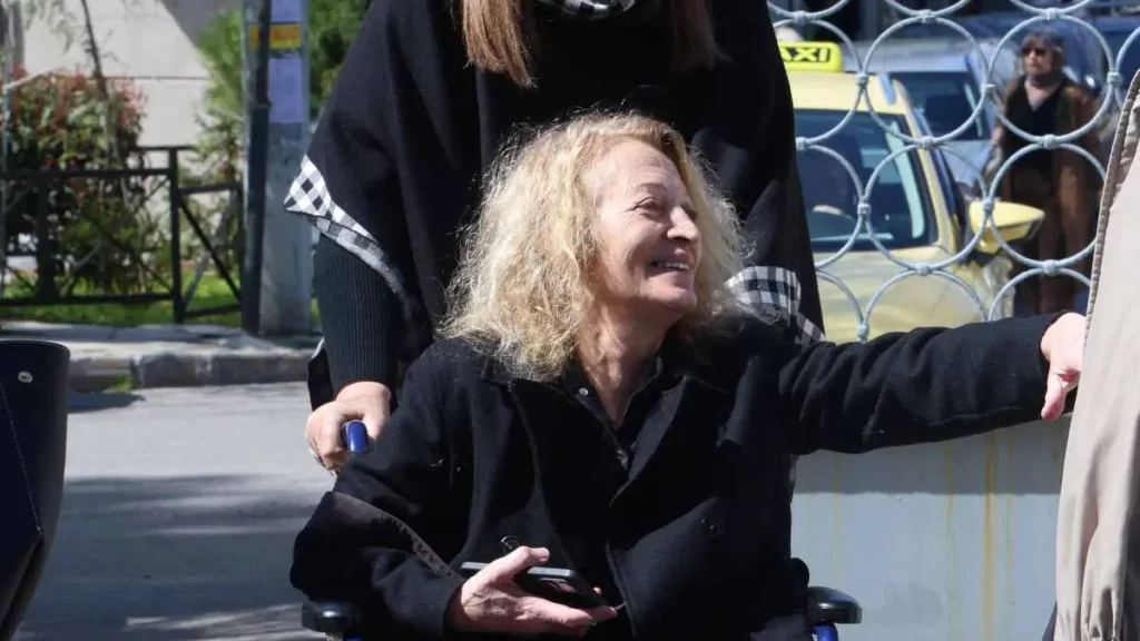 Λουκία Πιστιόλα: Η σπάνια εμφάνισή της σε αναπηρικό αμαξίδιο μετά τη διάγνωση με Πάρκινσον
