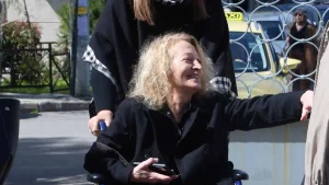 Λουκία Πιστιόλα: Η σπάνια εμφάνισή της σε αναπηρικό αμαξίδιο μετά τη διάγνωση με Πάρκινσον