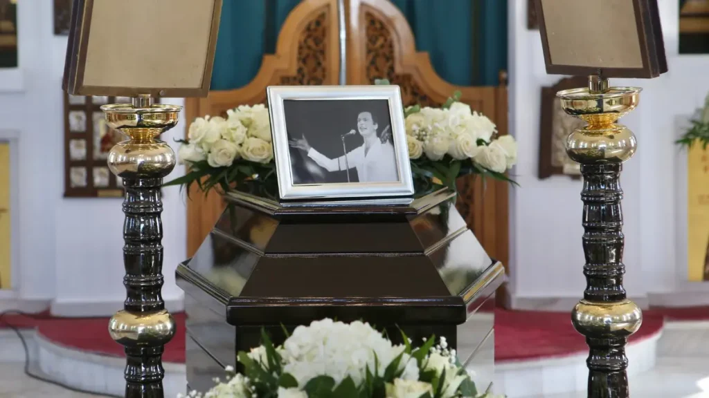 Ραγίζει καρδιές το στεφάνι της Βικυς Παγιατάκη στην κηδεία του Μαρίνου: “Αν πιστέψουμε…”