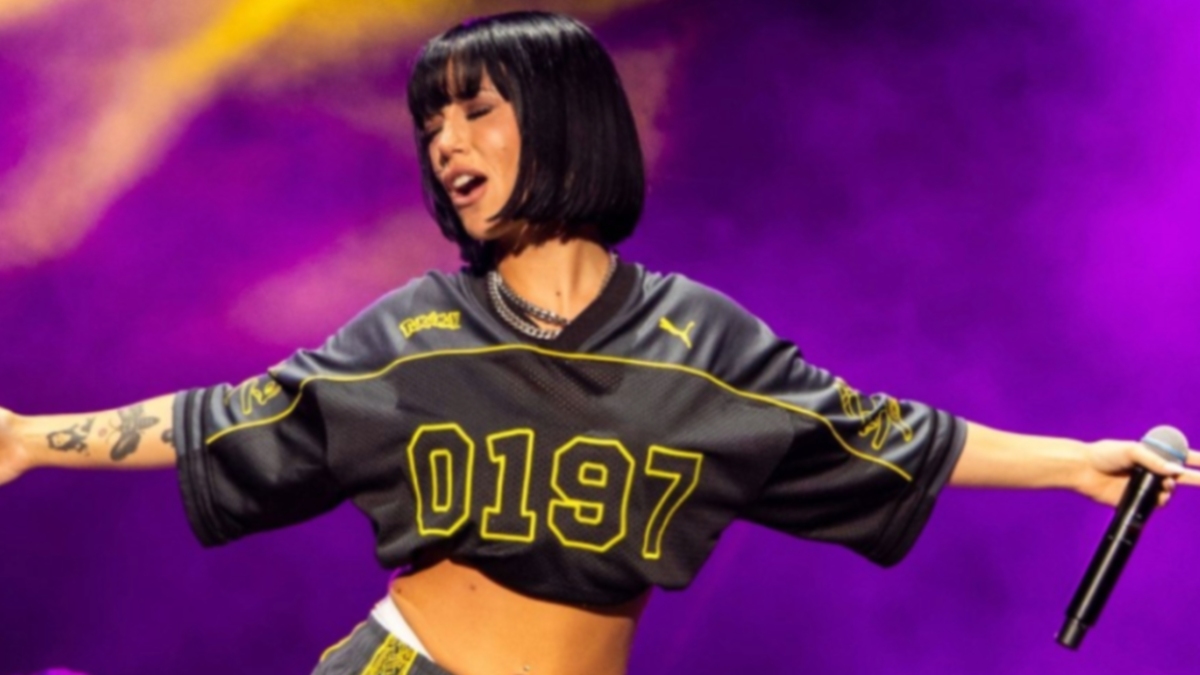 Ροζ αποκάλυψη από πασίγνωστη Ελληνίδα τραγουδίστρια: «Σε σχέση με κοπέλα»