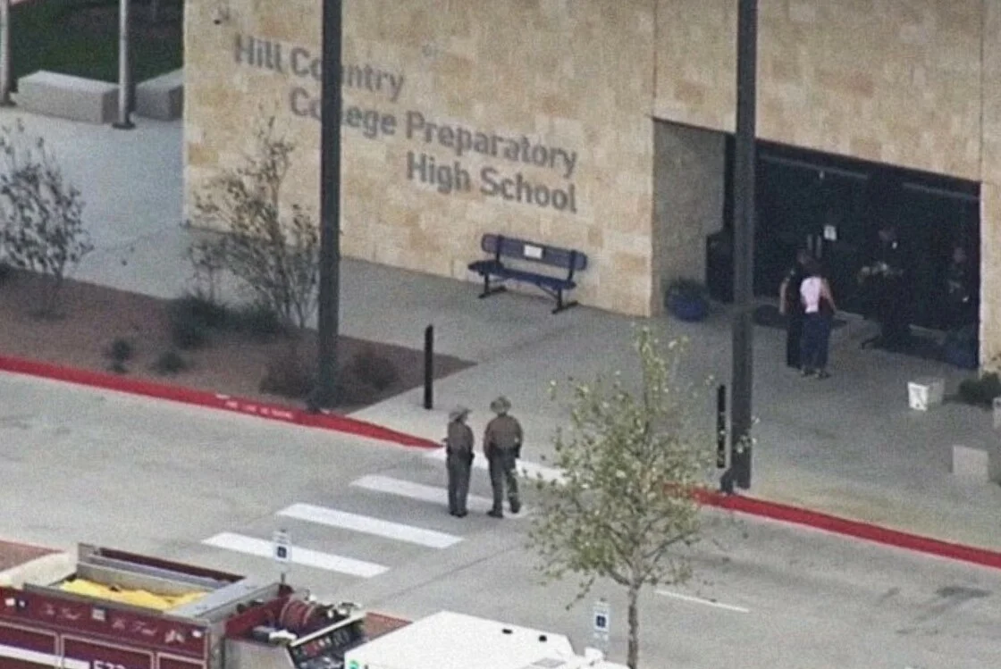 ΣΟΚ! ΜΑΘΗΤΗΣ ΠΥΡΟΒΟΛΗΣΕ ΚΑΘΗΓΗΤΡΙΑ - ΝΕΚΡΟΣ Ο 15ΧΡΟΝΟΣ