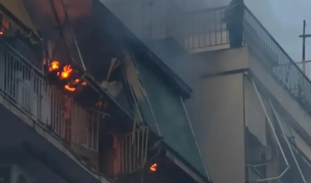 Μεγάλη πυρκαγιά μετά από έκρηξη στου Γκύζη – Φιάλη εκτοξεύτηκε δεκάδες μέτρα και καρφώθηκε σε άλλο κτίριο