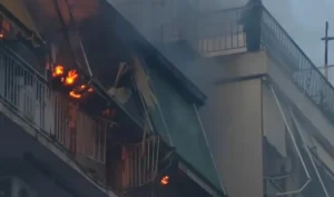 Μεγάλη πυρκαγιά μετά από έκρηξη στου Γκύζη – Φιάλη εκτοξεύτηκε δεκάδες μέτρα και καρφώθηκε σε άλλο κτίριο