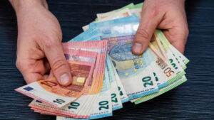 ΜΟΛΙΣ ΑΝΑΚΟΙΝΩΘΗΚΕ: ΔΙΠΛΑΣΙΑΖΕΤΑΙ ΤΟ ΕΠΙΔΟΜΑ – ΠΟΙΟΙ ΘΑ ΠΑΡΟΥΝ 600 ΕΥΡΩ ΣΤΟΝ ΛΟΓΑΡΙΑΣΜΟ ΤΟΥΣ