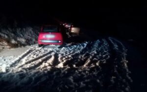 Δραματικές στιγμές στο Πάπιγκο: Τουλάχιστον 30 αυτοκίνητα εγκλωβίστηκαν – Όχημα έπεσε στον γκρεμό