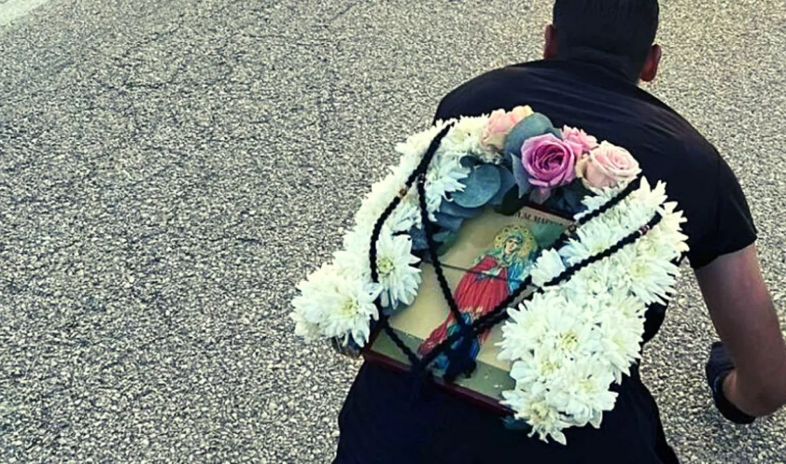 Αγία Μαρίνα: Συγκλόνισε ο νεαρός που ταξίδεψε από τη Σύρο στη Ροδόπη για να προσκυνήσει το ιερό λείψανο της - Έφτασε γονατιστός στο ναό