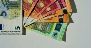 Ποια νοικοκυριά θα πάρουν έκτακτο βoήθημα Πάσχα 120Ε, 160Ε ή 200Ε