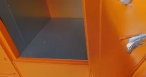 Πρωτοφανές περιστατικό στην Καβάλα! Άκουγαν χτυπήματα μέσα από τη θυρίδα παραλαβής δεμάτων και ξαφνικά…