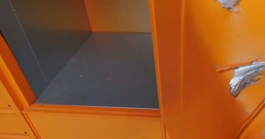 Πρωτοφανές περιστατικό στην Καβάλα! Άκουγαν χτυπήματα μέσα από τη θυρίδα παραλαβής δεμάτων και ξαφνικά…