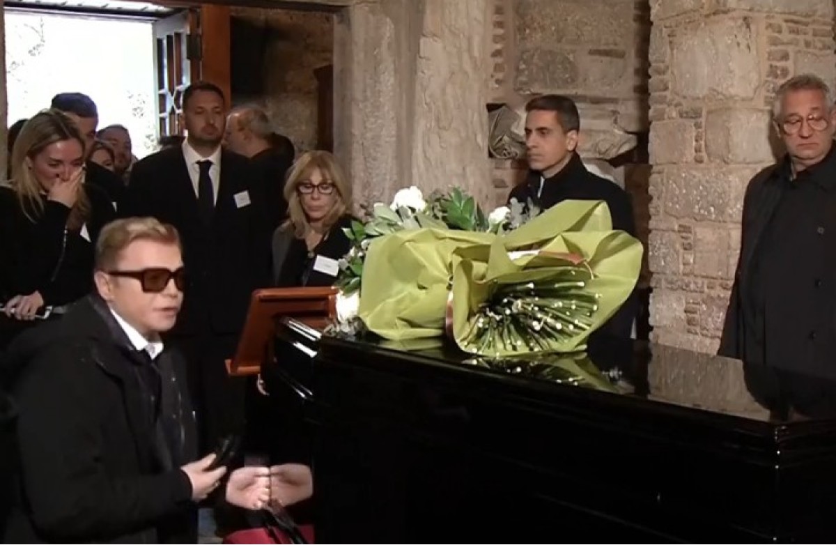 Τραγική φιγούρα ο Τάκης Ζαχαράτος πάνω από το φέρετρο της Μαρινέλλας: Το στεφάνι του ξεχώρισε ανάμεσα σε χίλια