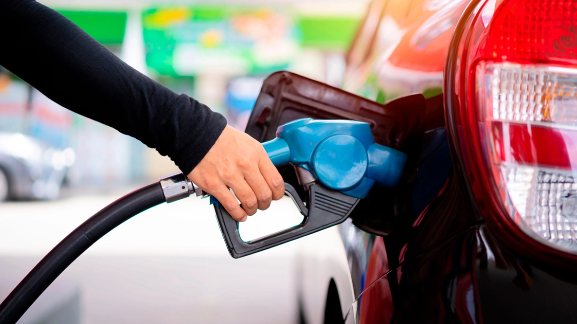 ΕΚΤΑΚΤΟ ΤΩΡΑ ΓΙΑ ΒΕΝΖΙΝΗ ΚΑΙ ΠΕΤΡΕΛΑΙΟ: ΤΟΣΟ ΘΑ ΚΟΣΤΙΖΟΥΝ ΛΟΓΩ ΤΟΥ ΠΟΛΕΜΟΥ