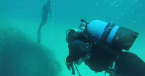 Βουλιαγμένη: Ανατριχιαστικo! Τι δείχνει η κάμερα που είχε πάνω του ο δύτης; – Σοκαριστικó να το δεις…