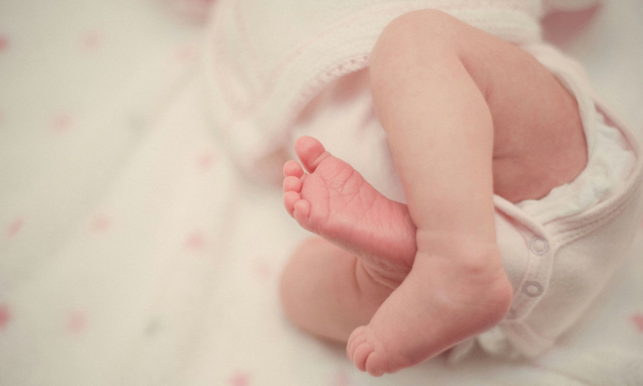 ΠΑΤΡΑ: ΜΕ ΕΓΚΑΥΜΑΤΑ ΚΑΙ ΚΑΤΑΓΜΑΤΑ ΒΡΕΦΟΣ ΣΤΟ ΝΟΣΟΚΟΜΕΙΟ - ΟΙ ΓΟΝΕΙΣ ΤΟΥ ΕΙΝΑΙ...