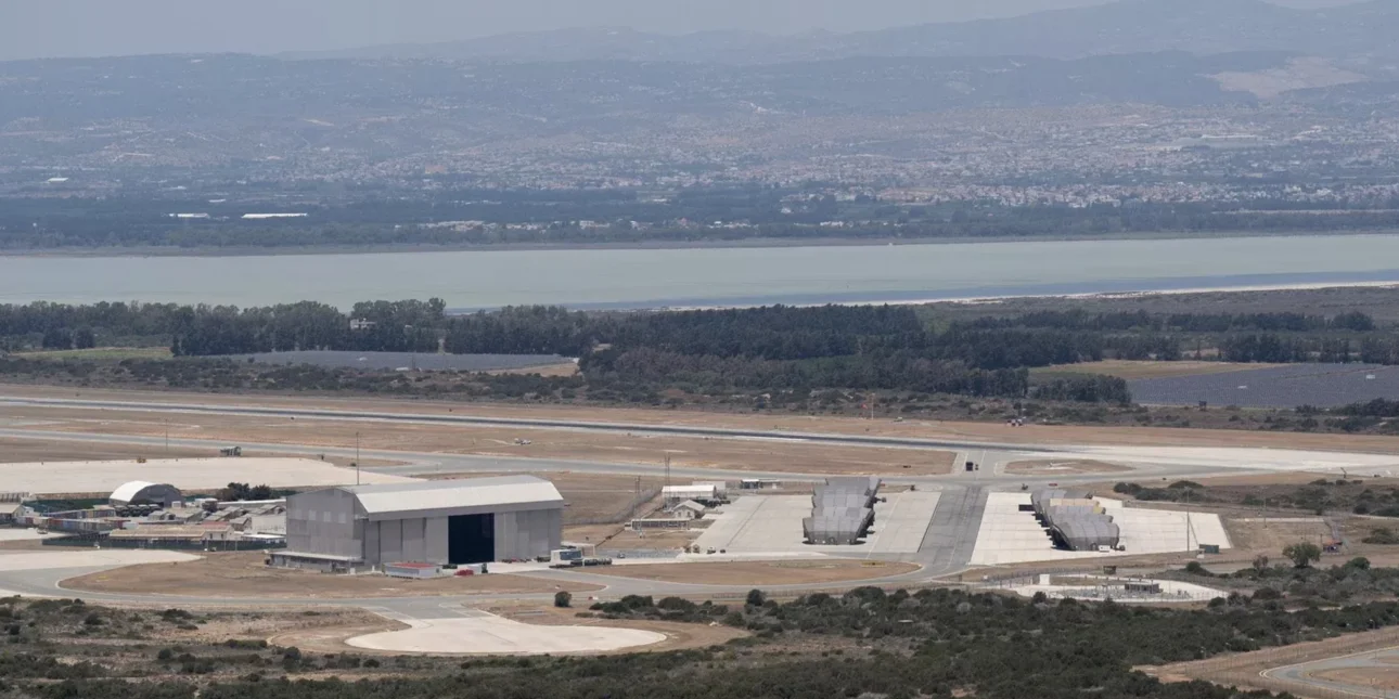 ΑΔΕΙΑΖΕΙ Η ΚΥΠΡΟΣ: ΔΟΘΗΚΕ ΕΝΤΟΛΗ ΕΚΚΕΝΩΣΗΣ