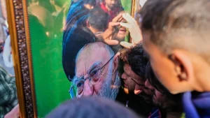 ΝΕΚΡΟΣ Ο ΧΑΜEΝΕΪ ΜΕΤΑ ΤΙΣ ΕΠΙΘΕΣΕΙΣ ΗΠΑ-ΙΣΡΑΗΛ: ΕΘΝΙΚΟ ΠΕΝΘΟΣ 40 ΗΜΕΡΩΝ ΣΤΟ ΙΡΑΝ!