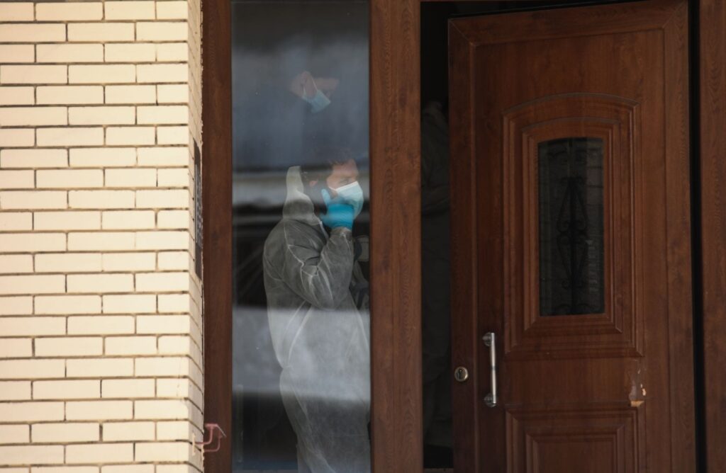 Εικόνες σοκ από το διαμέρισμα του τρόμου: Εδώ βρέθηκαν νεκρές μάνα και κόρη στου Ζωγράφου σε «τσιμεντωμένο» δωμάτιο