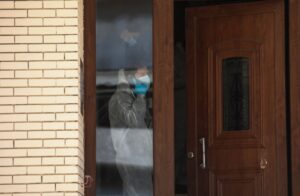 Εικόνες σοκ από το διαμέρισμα του τρόμου: Εδώ βρέθηκαν νεκρές μάνα και κόρη στου Ζωγράφου σε «τσιμεντωμένο» δωμάτιο