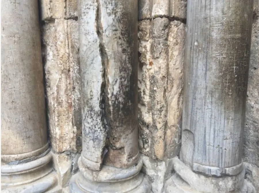 Άγιο Φως: Συγκλονίζει το θαύμα με τον σχισμένο κίονα στην είσοδο του Πανάγιου Τάφου