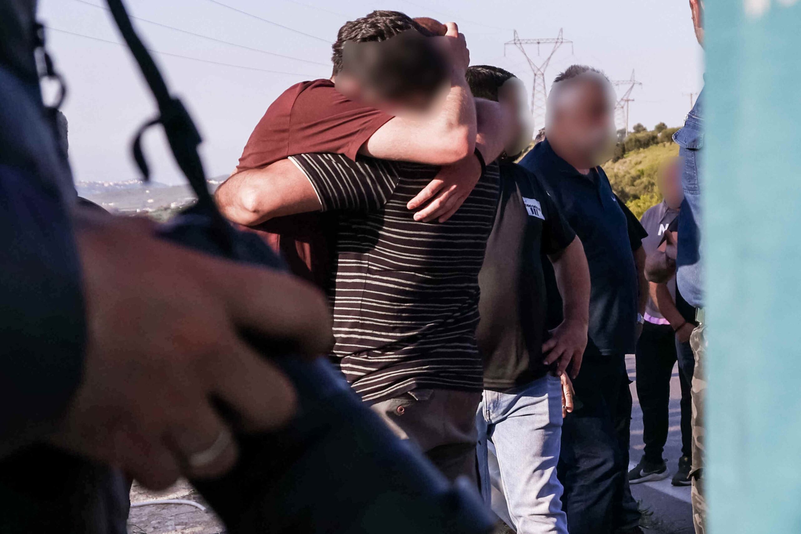 Ελευθερία Γιακουμάκη: Η στιγμή που τα παιδιά της 43χρονης γυναίκας έμαθαν ότι βρέθηκε νεκρή- Σπαρακτικές εικόνες από το σημείο της τραγωδίας