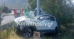 Φρικτό τροχαίο στην Εθνική Οδό – Αυτοκίνητο καρφώθηκε σε κολώνα – Νεκρή η οδηγός