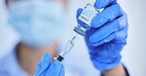 Σοβαρή προειδοποίηση για όσους έχουν κάνει τα εμβόλια της Pfizer και της Moderna