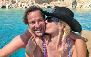 “Ευχαριστημένοι;” Η Ελένη εμφανίστηκε μαζί με τον άντρα της μετά τις φήμες χωρισμού