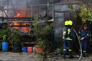 ΕΚΤΑΚΤΟ: Μεγάλη φωτιά μέσα στην Αθήνα τώρα – Καίγονται καταστήματα – Συναγερμός στη Πυροσβεστική