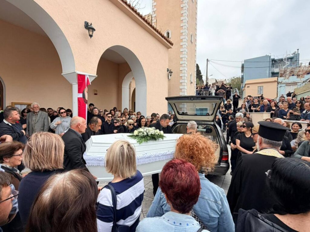 Το τελευταίο αντίο στην Μυρτώ: Λιποθύμησε η μητέρα της – Ράγισαν καρδιές οι χαροκαμένοι γονείς της 19χρονης, εικόνες και βίντεο από την κηδεία