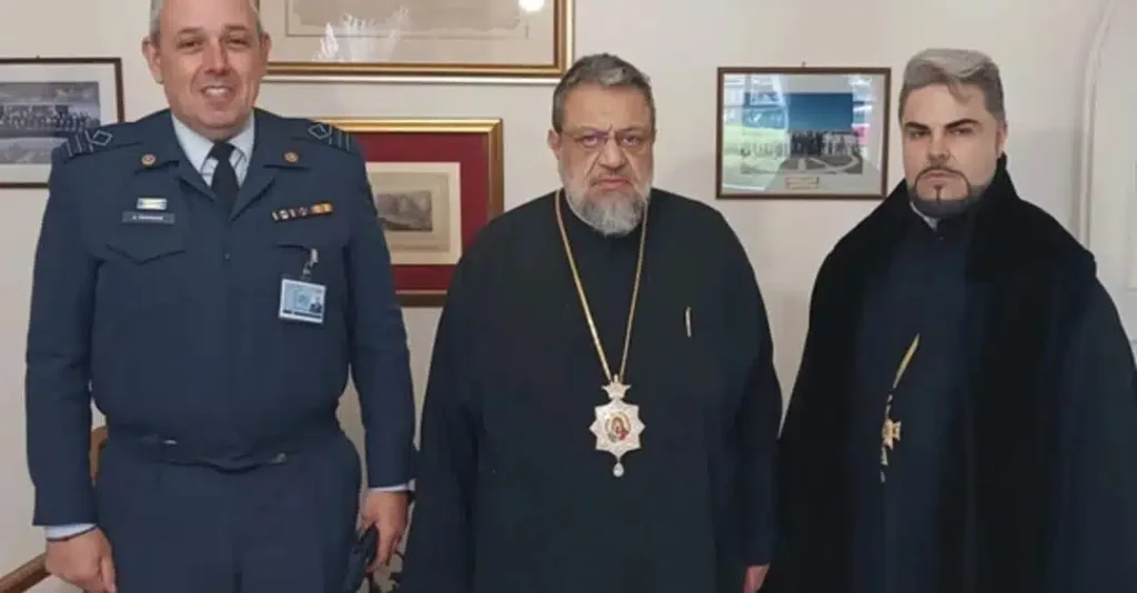 Ποιος είναι ο νέος στρατιωτικός ιερέας της Καλαμάτας που «γκρέμισε» το διαδίκτυο με την εμφάνισή του