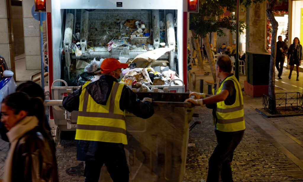 Θεσσαλονίκη: Βίντεο ντοκουμέντο- Η στιγμή που οι υπάλληλοι αντιλαμβάνονται τον άστεγο μέσα στον κάδο