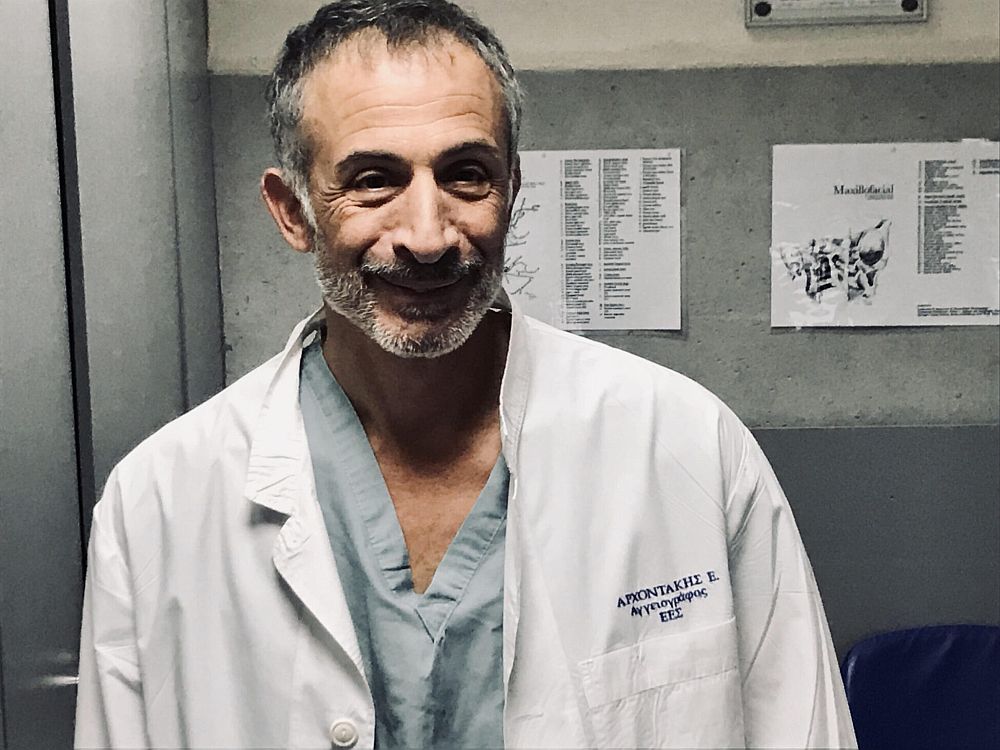 ΚΟΡΥΦΗ ΣΤΟ ΕΙΔΟΣ: ΑΥΤΟΣ ΕΙΝΑΙ Ο ΓΙΑΤΡΟΣ ΤΩΝ ΜΥΛΩΝΑΚΗ – ΜΕΣΣΑΡΟΠΟΥΛΟΥ – ΚΑΤΑΦΕΡΕ ΝΑ ΤΟΥ…