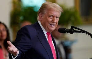 ΕΚΤΑΚΤΟ ΤΩΡΑ: ΜΟΛΙΣ ΕΠΙΤΕΘΗΚΕ Ο ΤΡΑΜΠ