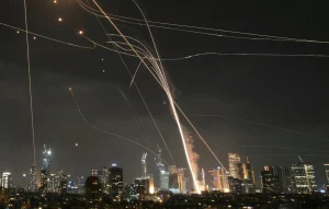 EKTAKTO: ΗΧΗΣΑΝ ΟΙ ΣΕΙΡΗΝΕΣ ΤΟΥ ΠΟΛΕΜΟΥ -ΤΡΕΧΟΥΝ ΟΙ ΕΝΟΠΛΕΣ ΔΥΝΑΜΕΙΣ ΝΑ…