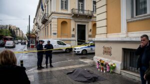 ΣΟΚ: Αυτή είναι τελικά η 51χρονη που έπεσε από το Υπουργείο και πέθανε