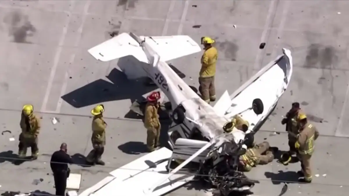 ΦΡΙΚΗ: Τρομακτική συντριβή μικρού αεροπλάνου – Χτύπησε σε καλώδια ρεύματος και έπεσε σε πάρκινγκ