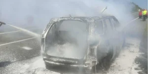 ΤΡΑΓΩΔΙΑ ΣΤΗ ΧΩΡΑ ΜΑΣ: ΣΤΙΣ ΦΛΟΓΕΣ ΚΙΝΟΥΜΕΝΟ ΑΜΑΞΙ – ΔΥΣΤΥΧΩΣ ΕΧΟΥΜΕ…