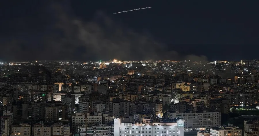 Η πιο κρίσιμη νύχτα του πολέμου: «Απόψε θα συμβεί» λέει ο Τραμπ – Το Ιράν μοιράζει χάπια ιωδίου υπό το φόβο πυρηνικής επίθεσης