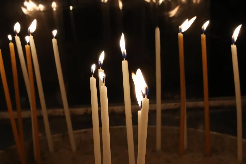 AYTOΣ ΕΙΝΑΙ Ο ΠΑΠΑΣ ΣΤΗΝ ΕΥΒΟΙΑ ΠΟΥ ΔΙΕΚΟΨΕ ΤΟ ΧΡΙΣΤΟΣ ΑΝΕΣΤΗ: “ΧΑΣΟΥ ΑΠΟ ΜΠΡΟΣΤΑ ΜΟΥ”