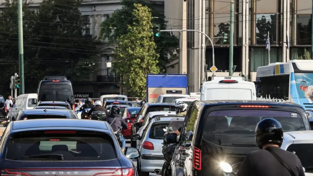 ΦΩΤΙΑ ΣΕ ΒΑΝΑΚΙ ΤΩΡΑ ΣΕ ΤΕΡΑΣΤΙΟ ΑΘΗΝΑΙΚΟ ΔΡΟΜΟ: ΔΙΑΚΟΠΗ ΚΥΚΛΟΦΟΡΙΑΣ ΚΑΙ ΠΡΟΒΛΗΜΑΤΑ